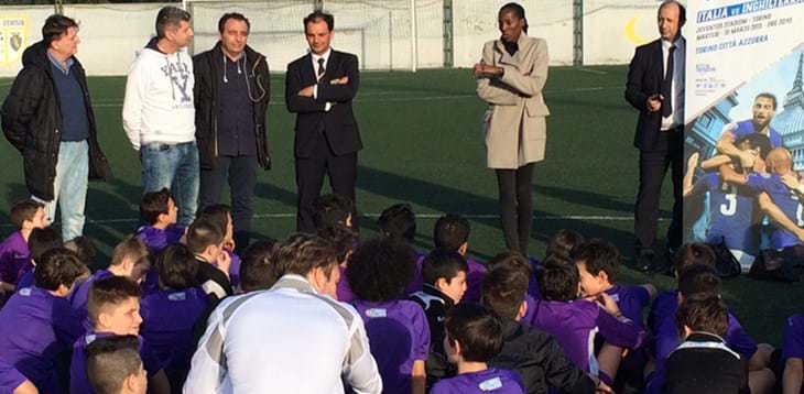 “Razzisti? Una brutta razza”. A Torino Fiona May incontra i ragazzi delle scuole calcio