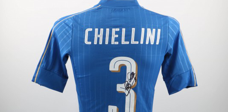 Le maglie di cinque azzurri e un pallone all’asta per due progetti a scopo benefico