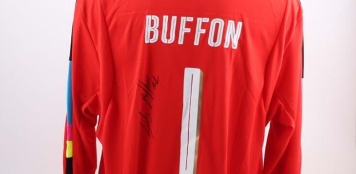 Raccolta fondi per progetti di assistenza oncologica: all’asta la maglia di Gigi Buffon