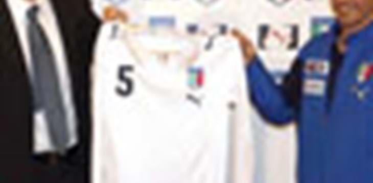 Presentata a Coverciano la maglia per le trasferte: debutterà sabato in Scozia