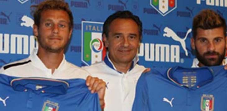 Azzurri in campo a Berna con la maglia celebrativa di Spagna 1982