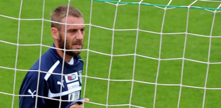 Gli Azzurri si allenano a Coverciano, De Rossi torna a correre