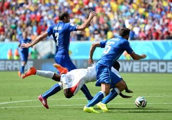 Un gol di Ruiz condanna l’Italia. Con l’Uruguay servirà un pareggio per volare agli ottavi
