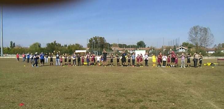 In campo con i genitori, per mano con i bambini della squadra avversaria
