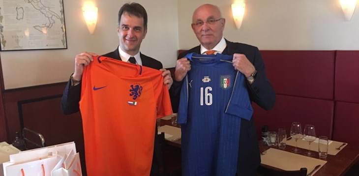 Ad Amsterdam pieno di gol e sorrisi nell’amichevole tra le tifoserie di Olanda e Italia