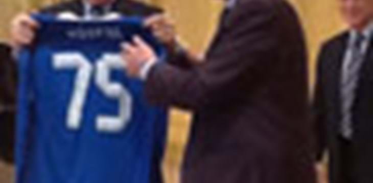 Abete regala una maglia a Vittorio Adorni per il suo 75° compleanno