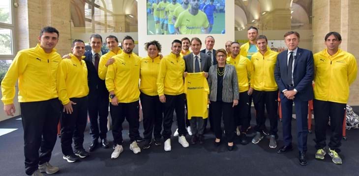 Il dg Uva e il ct Mancini alla cerimonia di premiazione di Poste Italiane vincitrice del torneo “Azzurri Partner Cup”