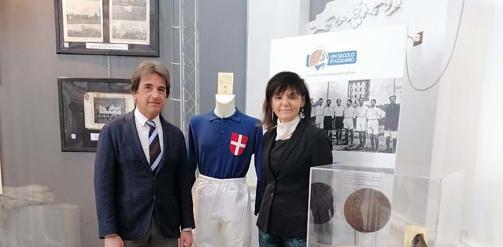 A Vercelli la mostra ‘Un secolo d’Azzurro’: tra i cimeli i palloni dei Mondiali del ’30 e ‘34